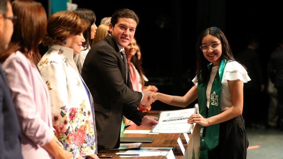 Samuel García con alumna graduada