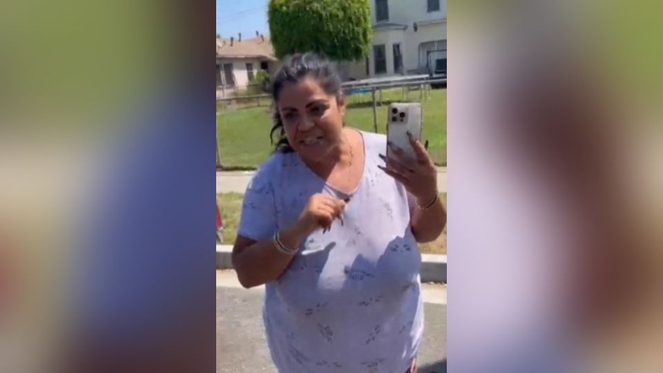 Mujer corre a vendedor de tamales