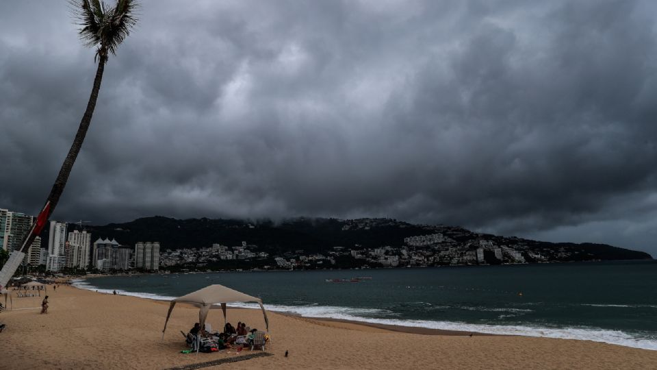 Playa cubierta de nubes grises.