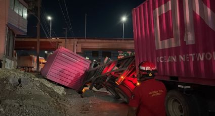 Tráiler vuelca tras caer a zanja por obras de AyD en Monterrey