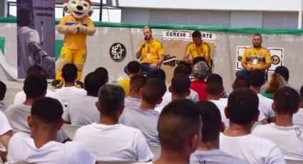 Tigres convive y juega futbol con reclusos en Penal de Apodaca