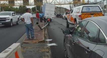 Camioneta derriba poste y paraliza Garza Sada