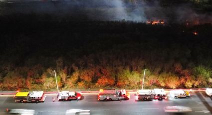 Una vez más, se incendia el río Santa Catarina de noche