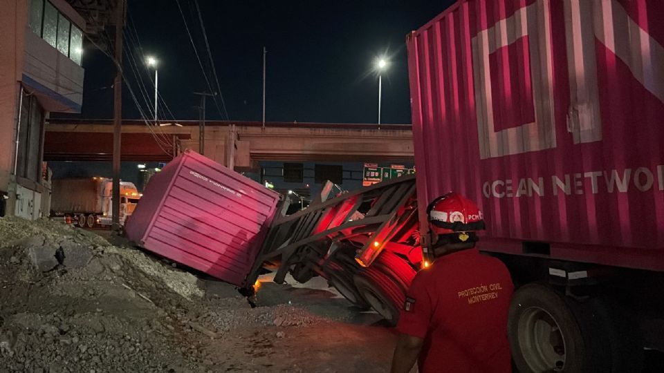 Tractocamión vuelca en avenida Morones Prieto