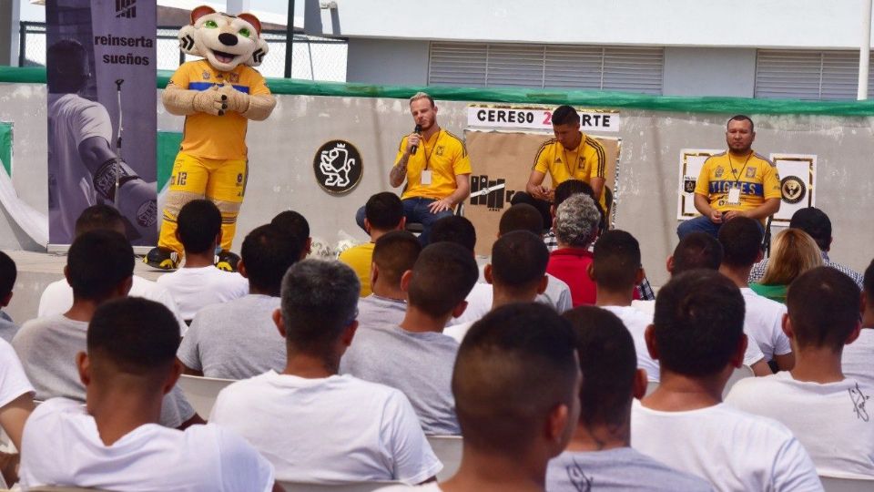 Miguel Ortega, Hugo Ayala Ulises Puente Mata acudieron por parte de Tigres al Centro de Reinserción Social No.2 Norte