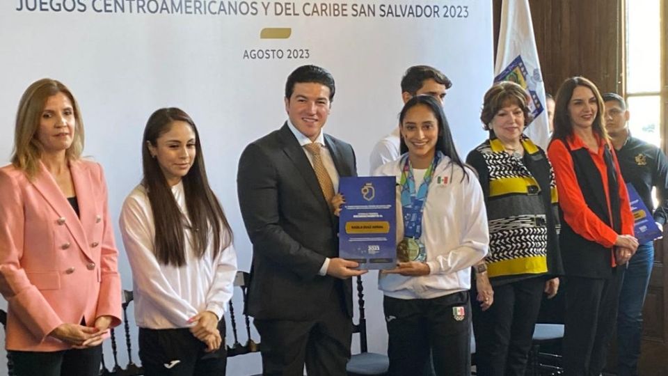 Samuel García entrega reconocimientos a atletas neoloneses