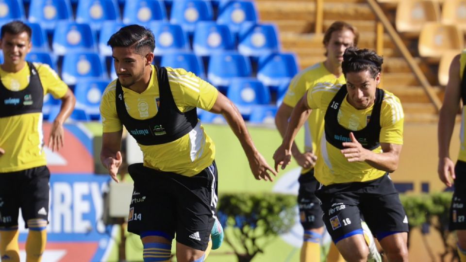 Jesús Garza y Diego Lainez en el entrenamiento de Tigres de este viernes; ambos elementos están listos para el partido del domingo contra Necaxa