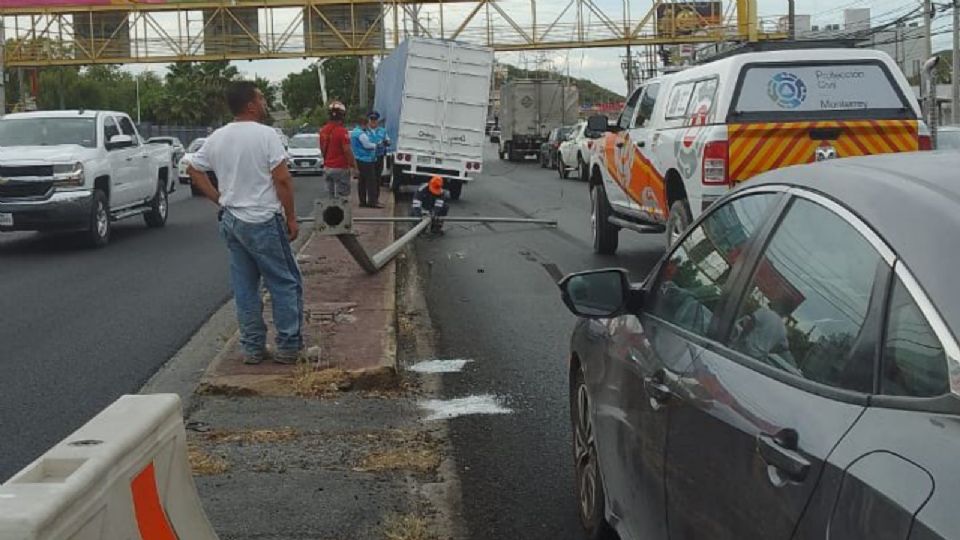 Poste derribado en Garza Sada.