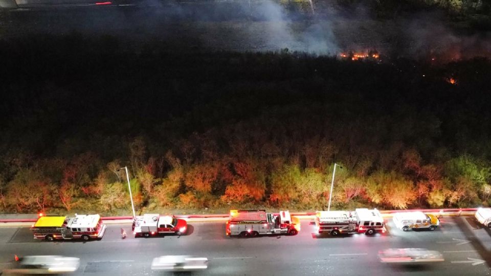 Elementos de Protección Civil de Monterrey atendiendo el incendio.