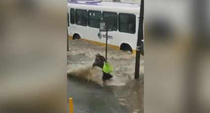 Mujer de la tercera edad es arrastrada por la corriente de agua en Edomex