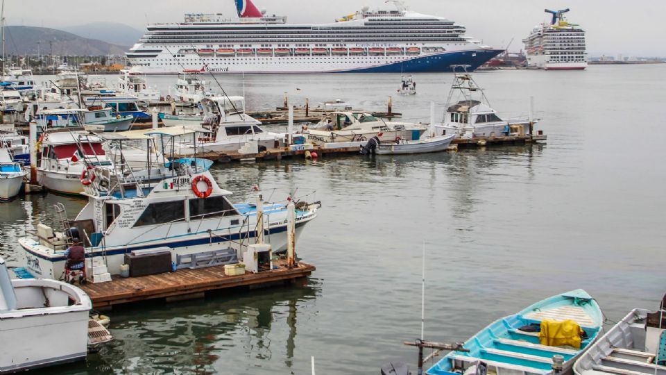 Embarcaciones detenidas en el puerto de Ensenada, Baja California.