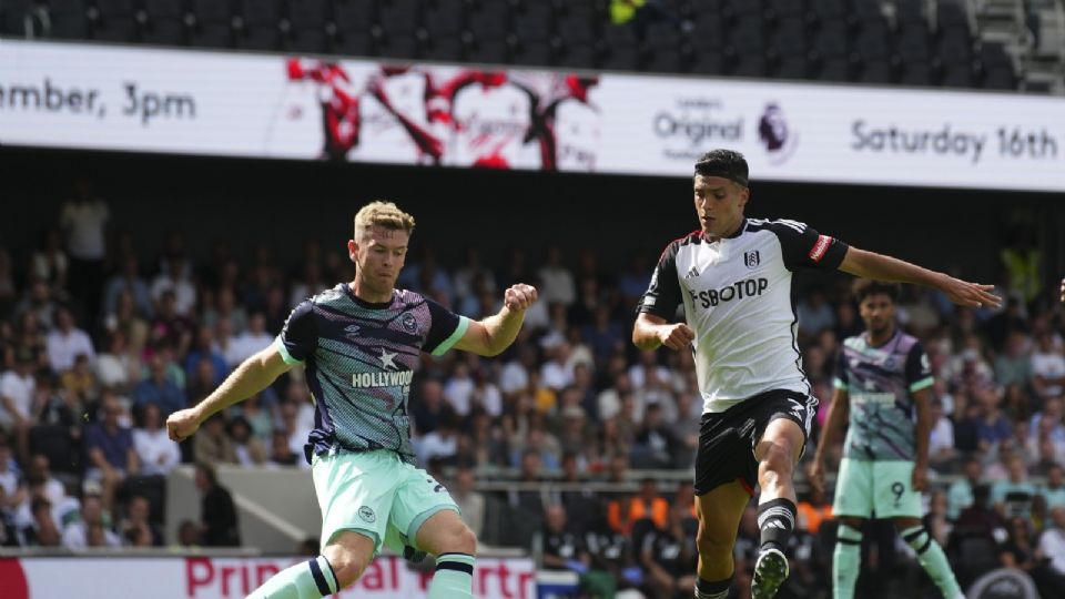 Raúl Jiménez no pudo evitar goleada propinada al Fulham en la Premier League.