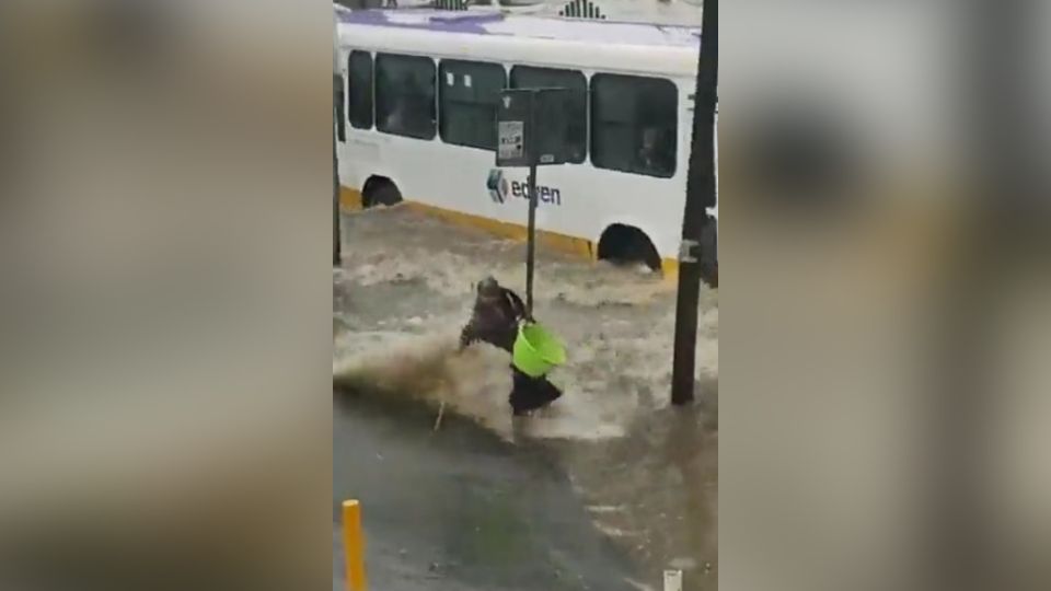 Mujer de la tercera edad es arrastrada por la corriente