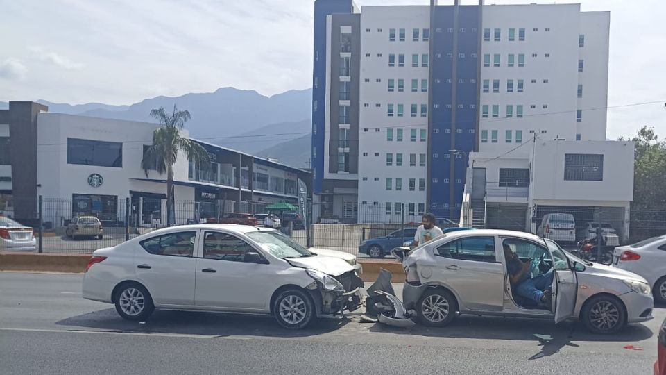 Choque por alcance en avenida Eugenio Garza Sada.