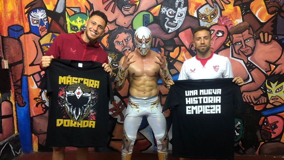 Soberano Jr. y Mascara Dorada 2.0 intercambiaron camisetas con los jugadores de Sevilla, Lucas Ocampos y 'Papu' Gómez