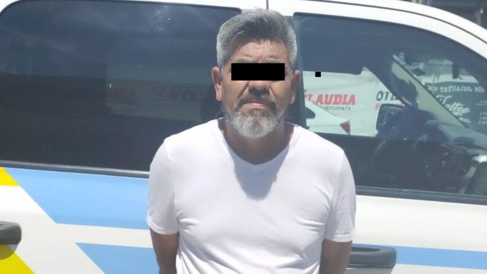 Hombre detenido en Monterrey por acosar a mujer dentro de automóvil