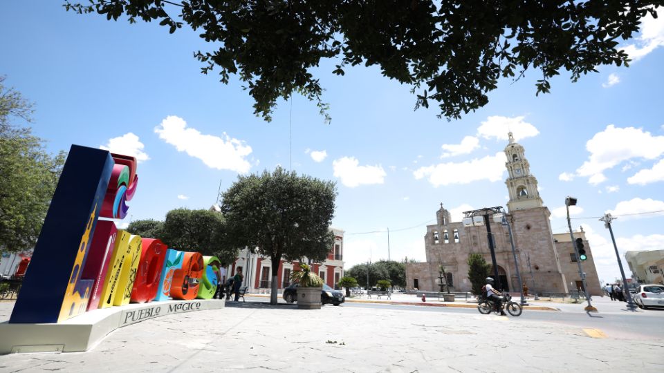 Plaza principal del municipio de Linares.