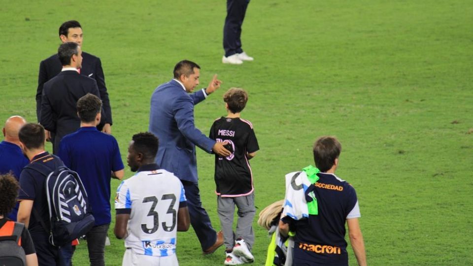 La seguridad del duelo entre Atlético de Madrid y Real Sociedad, muestra dureza con niños que invadieron el campo, causando molestia de la afición; hay algunos detenidos.