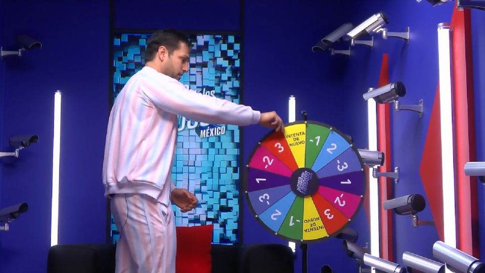 Nicola votando con la ruleta en el confesionario.