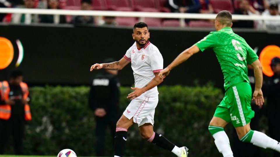 Jesús Corona durante el partido entre Sevilla y Real Betis en el Estadio Akron