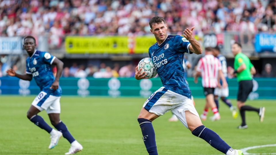 Santiago Giménez marcó su primer gol de la temporada en el empate agónico de su equipo.