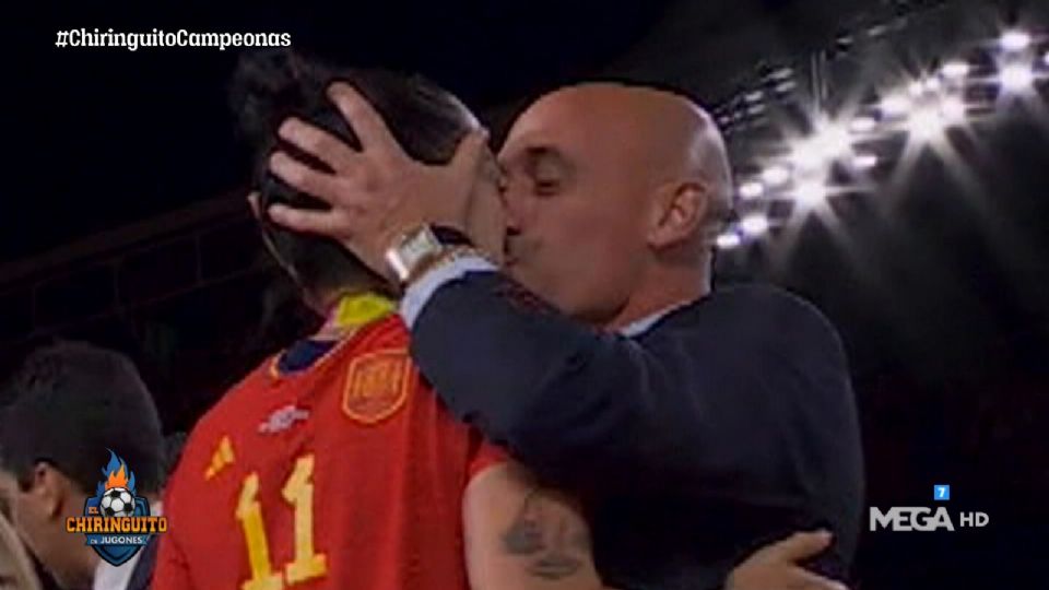 Dentro de las celebraciones durante la premiación de España en el Mundial, no pasó desapercibida una acción en el que Luis Rubiales, presidente de la RFEF, beso a Jennifer Hermoso.