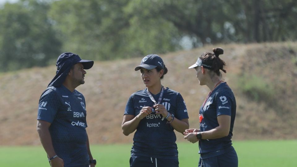 Eva Espejo dialoga con su cuerpo técnico en un entrenamiento