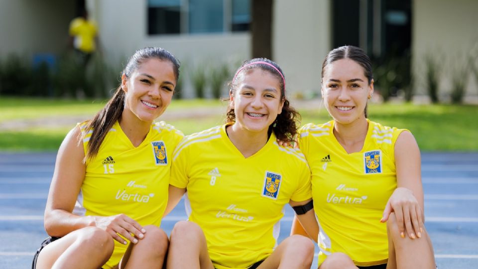 Las jugadoras de Tigres Femenil, Cristina Ferral, Alexia Delgado y Greta Espinoza posando previo a un entrenamiento