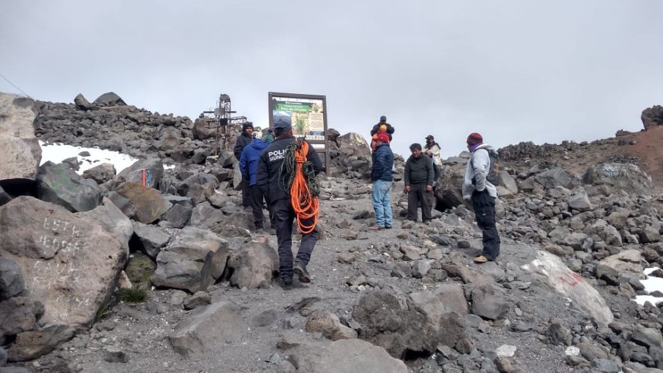 Labores de búsqueda hechas por elementos de Protección Civil de Puebla.