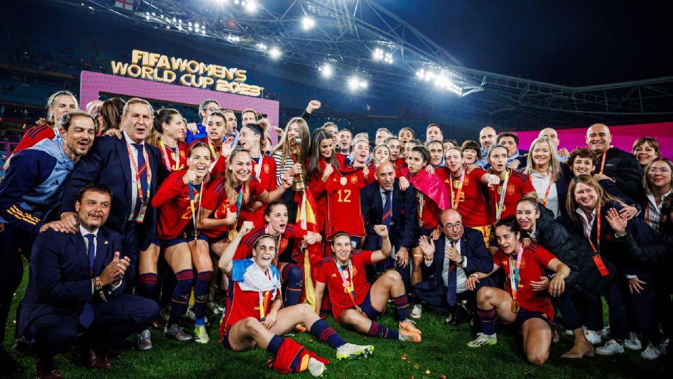 España consiguió ganar la Copa del Mundo tras vencer 1-0 a Inglaterra, la selección ibérica también es la vigente campeona universal en categoría sub'17 y sub'20.