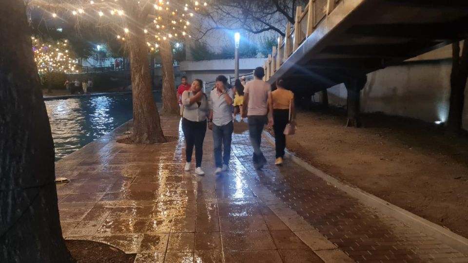 Paseantes del Paseo Santa Lucía fueron sorprendidos por la lluvia de este domingo 20 de agosto.