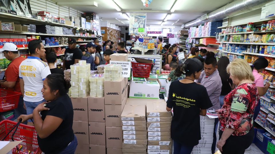 Mamás y papás en la compra de útiles escolares.