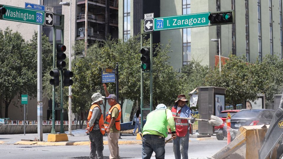 Trabajadores realizando cambios en el drenaje en avenidas del centro de Monterrey.