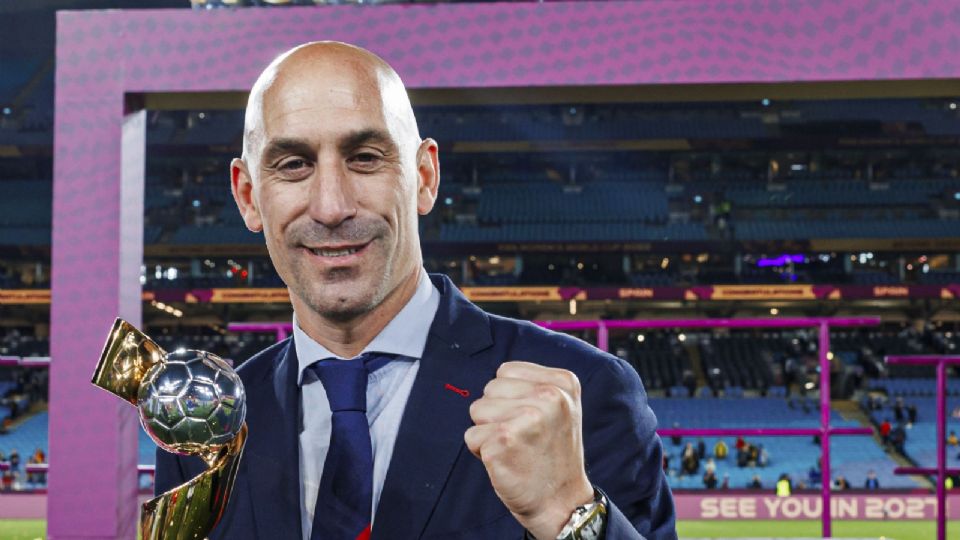 El suspendido presiente de la RFEF, Luis  Rubiales, será investigado por la Fiscalía de España investigue por agresión sexual y coacciones, tras besar a Jennifer Hermoso sin su consentimiento