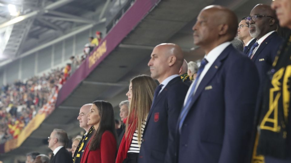 La reina Letizia (2i) y la infanta Sofía (3d) asisten, junto al presidente de la FIFA Gianni Infantino (i) y el presidente de la RFEF Luis Rubiales (2d) a la final del Mundial de Fútbol femenino