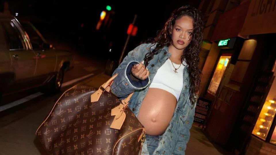 Rihanna luciendo su vientre de embarazo.