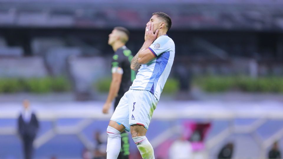 Carlos Salcedo lamenta una acción con el Cruz Azul, en el duelo ante Santos