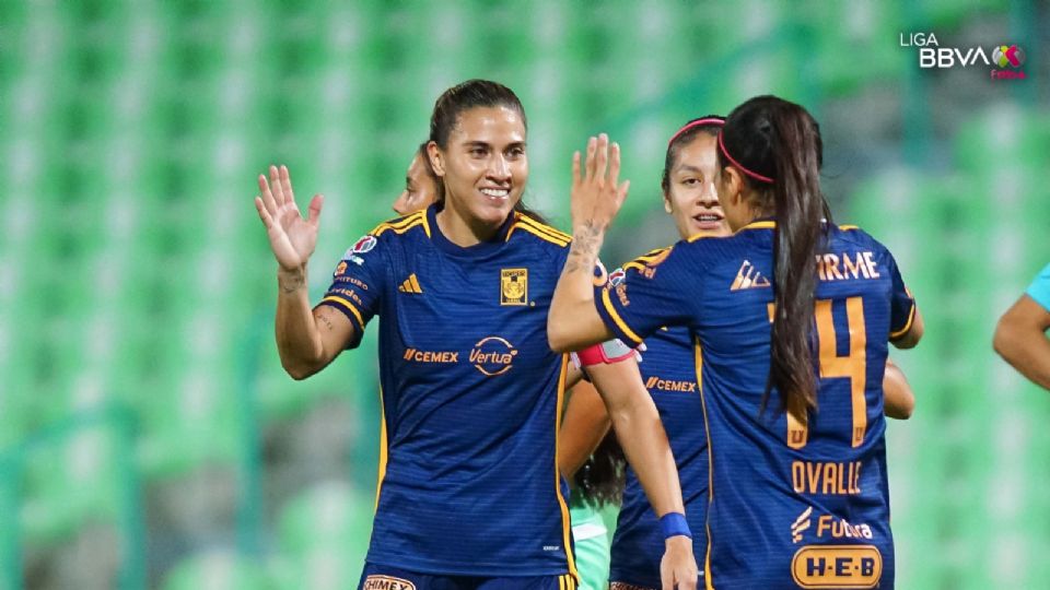 Nayeli Rangel y Jacqueline Ovalle celebran una de las anotaciones del partido ante Santos