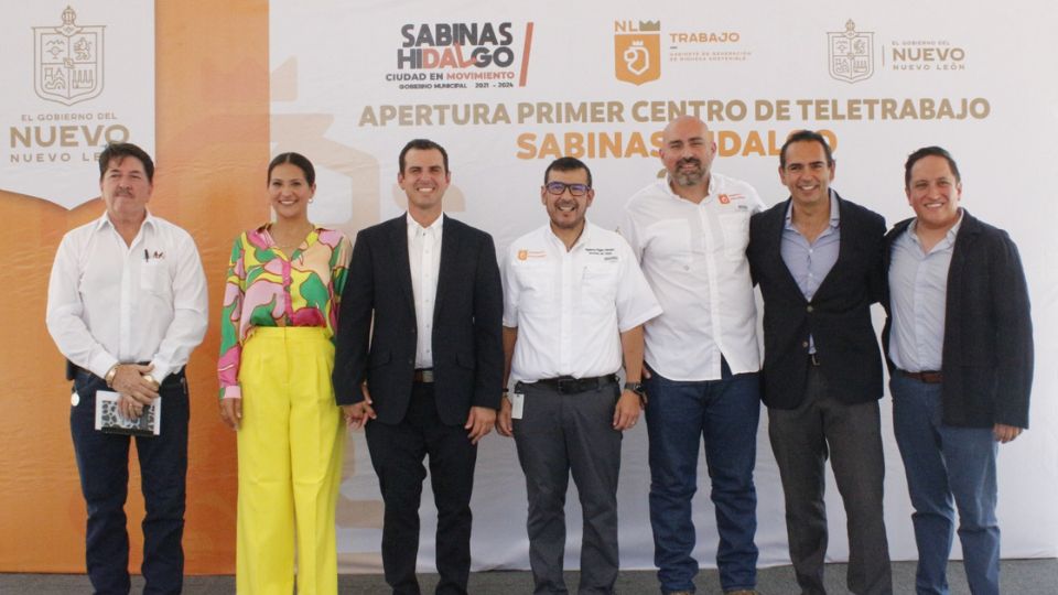 Autoridades durante la apertura del primer centro de teletrabajo en Sabinas Hidalgo.