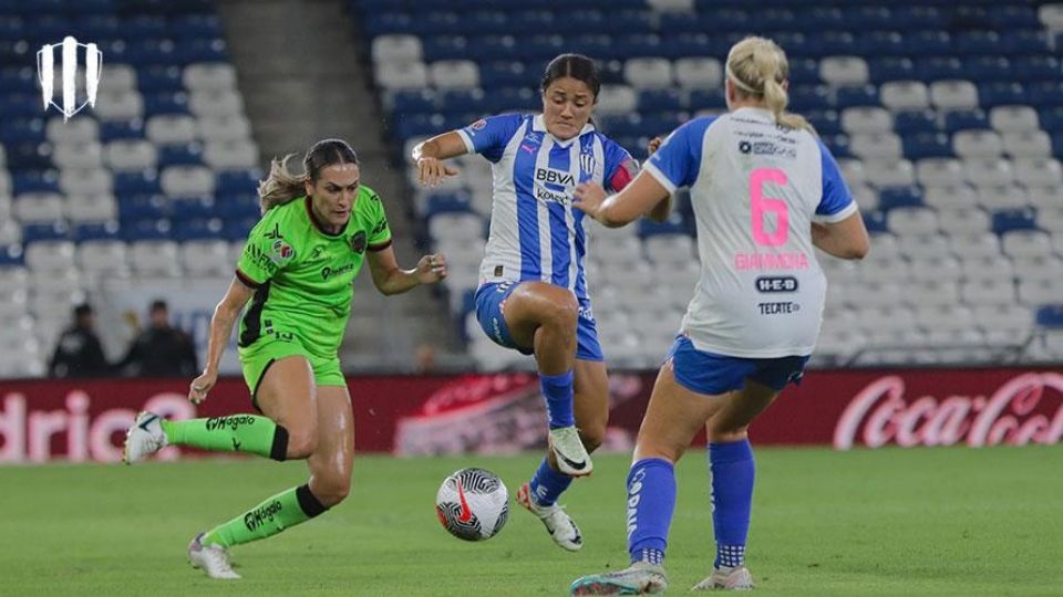 Rebeca Bernal disputa un balón en el duelo entre Rayadas y Juárez en el Estadio BBVA