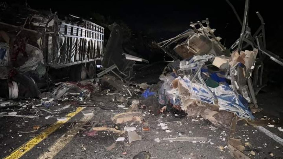 Autobús con migrantes se accidenta en Oaxaca; hay 15 muertos