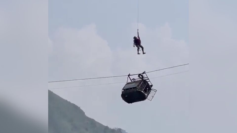 Maniobras de rescate en favor de niños atrapados en cabina de teleférico