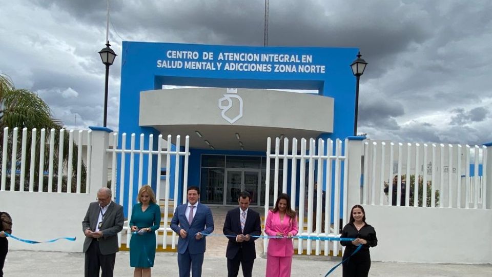 Corte de listón frente al nuevo Centro de Atención Integral en Salud Mental y Adicciones