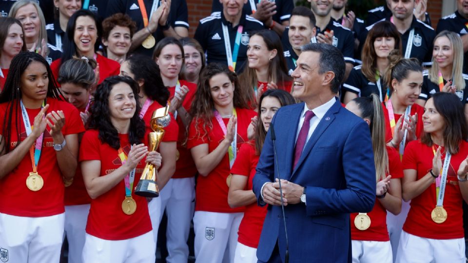 El presidente del Gobierno de España, Pedro Sánchez, recibió a la Selección Española de Futbol Femenil en el Palacio de Moncloa para reconocerlas por su campeonato en el Mundial.