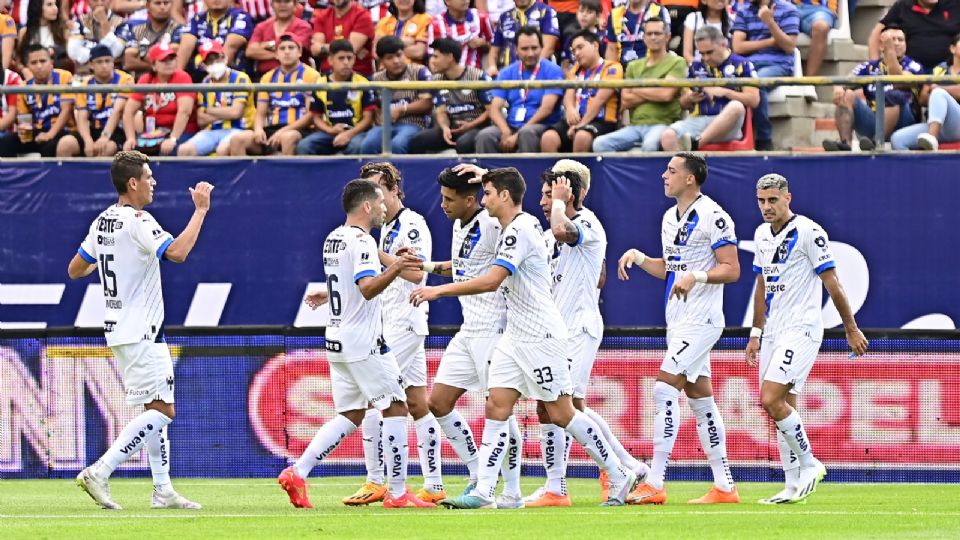 El equipo de Monterrey celebra una de las anotaciones frente a San Luis en partido de la Jornada 1 del Apertura 2023