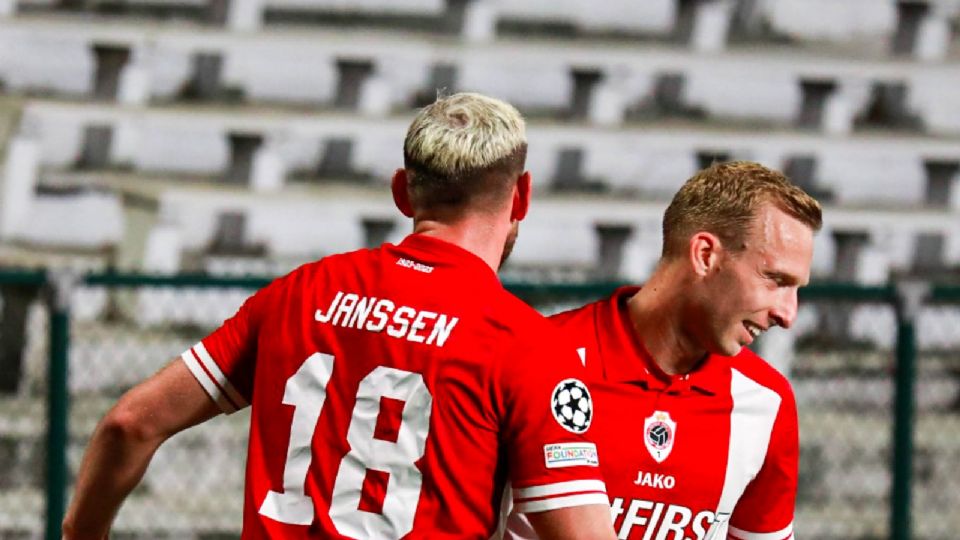 Royal Antwerp derrotó por la mínima, con gol del 'Toro' Janssen, y tomó ventaja ante el AEK Atenas, donde juegan Rodolfo Pizarro y Orbelín Pineda.