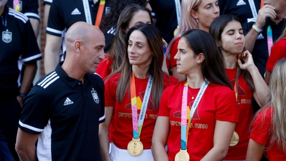 El presidente de Real Federación Española de Fútbol (RFEF), Luis Rubiales, conversando con las campeonas del mundo Esther González y Rocío Gálvez, durante los festejos en Madrid