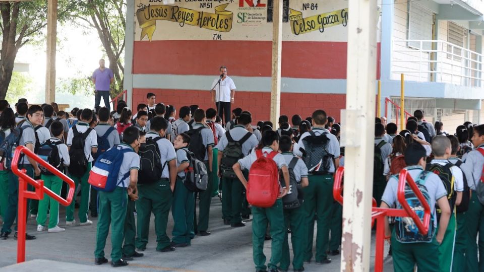 Alumnos regresan a clases en Nuevo León