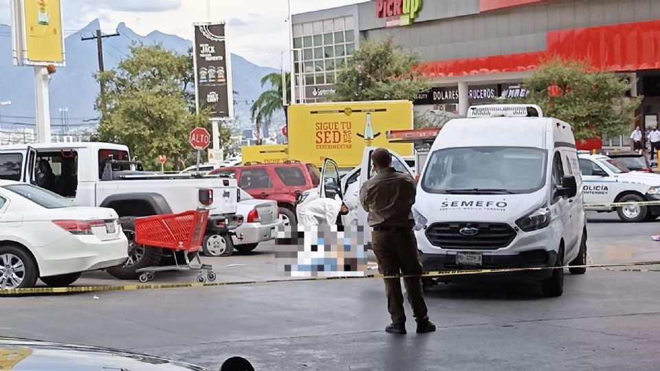 Hombre muerto en estacionamiento.