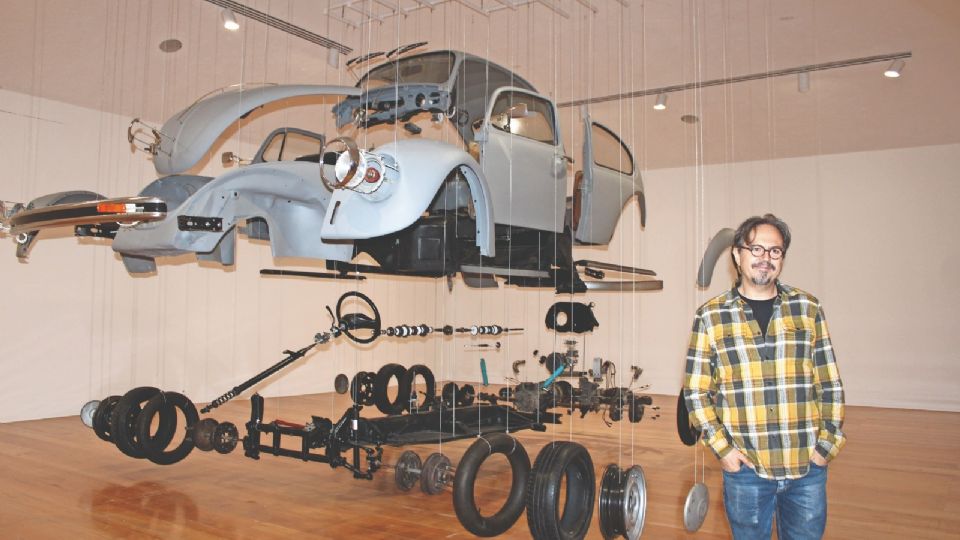 El artista Damián Ortega junto a su obra 'Cosmic Thing' (Objeto cósmico), 2002.